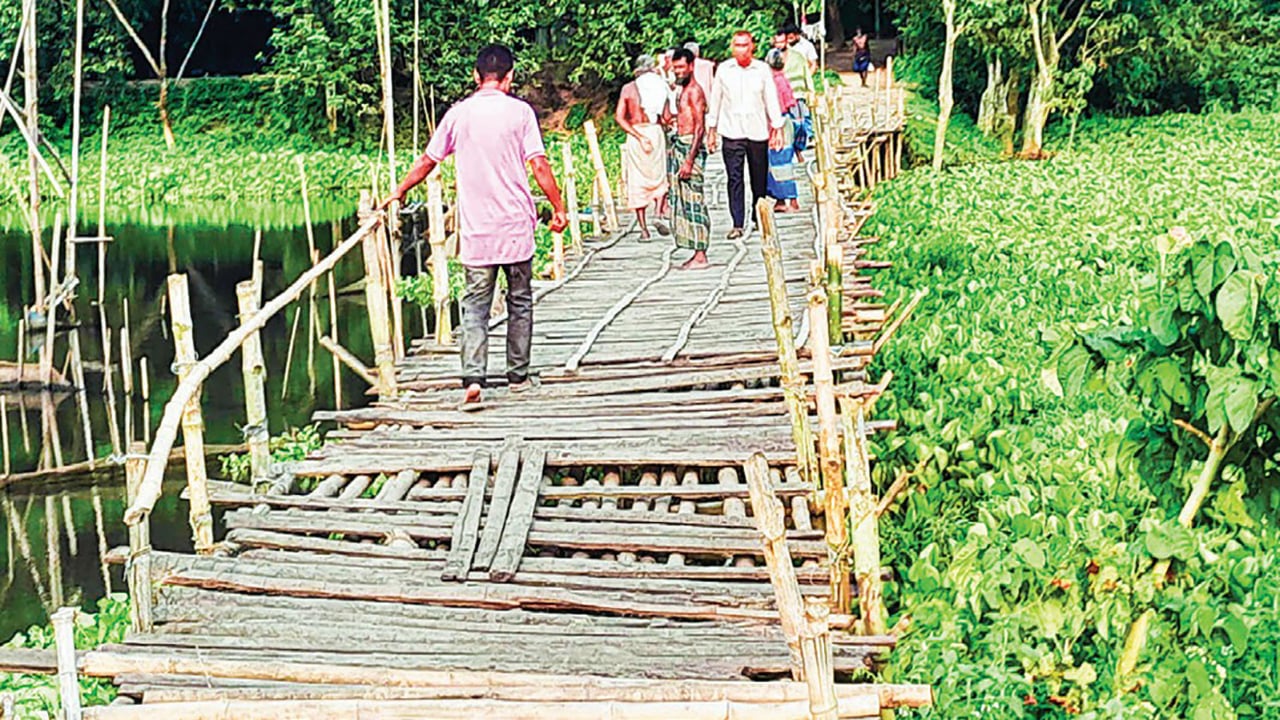 ফুলপুরে ১০ গ্রামের মানুষের ভরসা নড়বড়ে সাঁকো