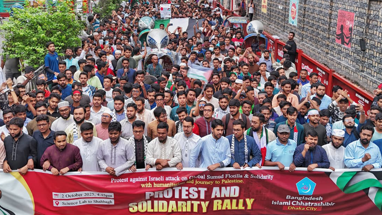 ‘গ্লোবাল সুমুদ ফ্লোটিলায়’ ইসরাইলি হামলার প্রতিবাদে শিবিরের বিক্ষোভ