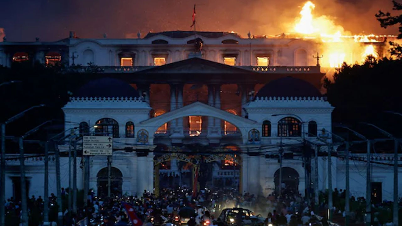 অনুপ্রবেশকারীদের হাতে বিক্ষোভ ছিনতাই হয়ে গেছে