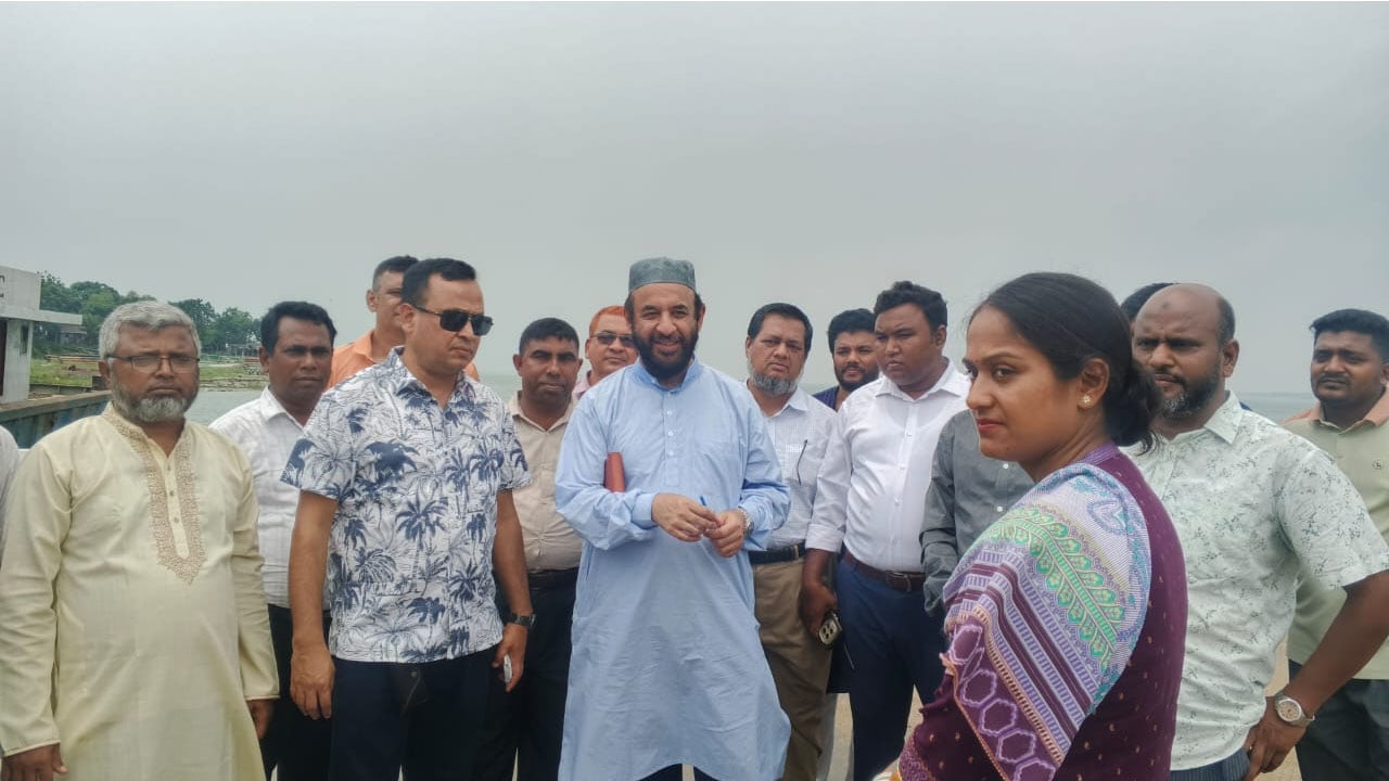 বাস ডুবির ঘটনাস্থল পরিদর্শনে নৌ সচিব, নিরাপত্তা জোরদারের নির্দেশ
