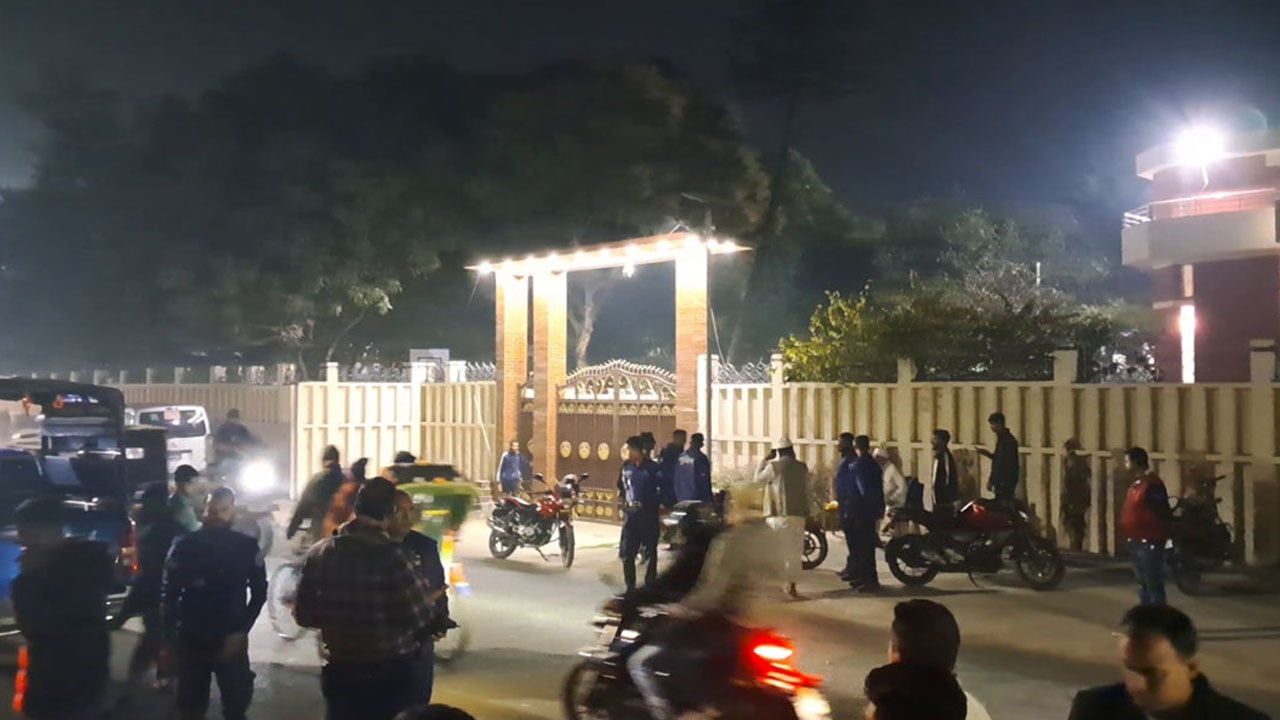 গোপালগঞ্জ জেলা প্রশাসকের বাস ভবনের সামনে ককটেল নিক্ষেপ