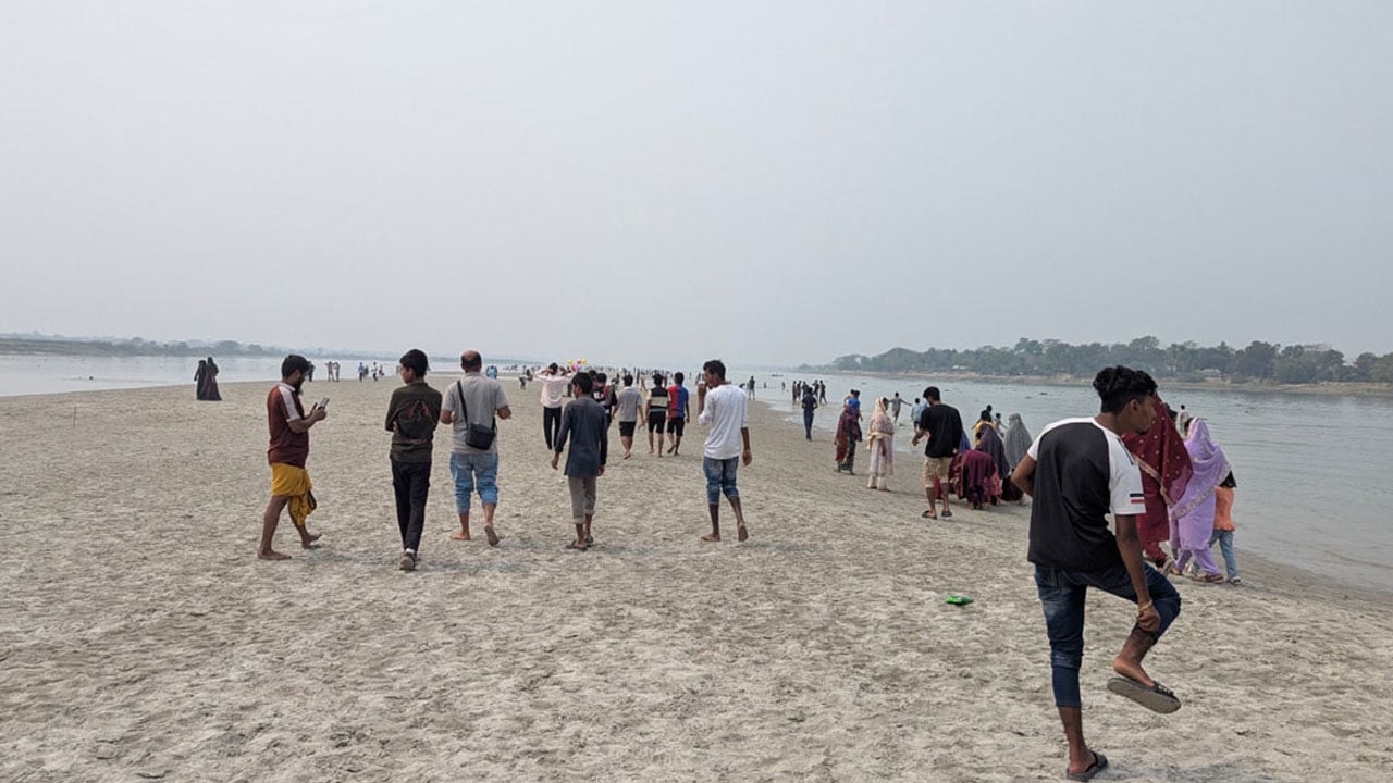 মধুমতি নদীতে জেগে ওঠা চর ভ্রমণ পিপাসুদের কাছে এখন ‘মিনি কক্সবাজার’