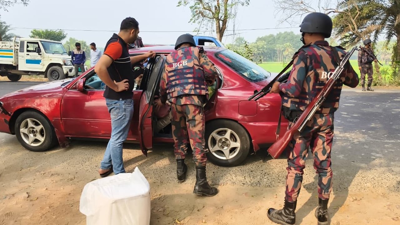 গোপালগঞ্জের আইনশৃঙ্খলা নিয়ন্ত্রণে ৮ প্লাটুন বিজিবি মোতায়েন