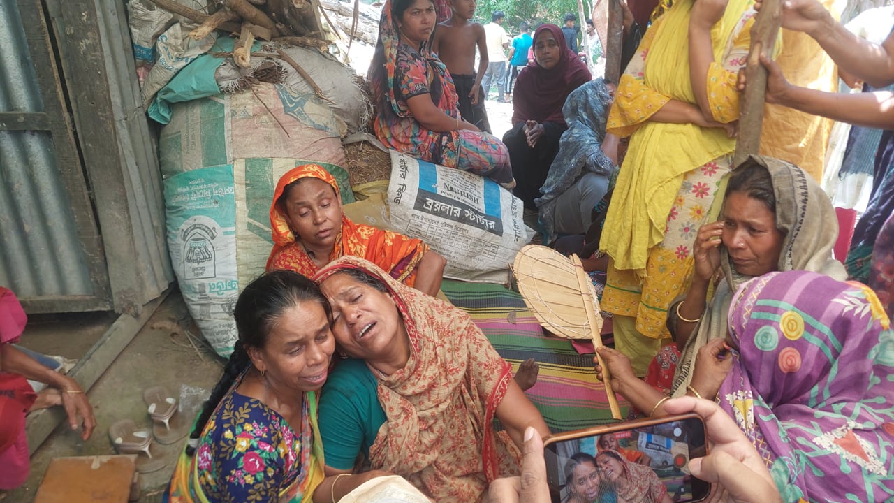 কাপাসিয়ায় পাঁচজনকে হত্যার ঘটনায় নিহতের বাড়িতে শোকের মাতম