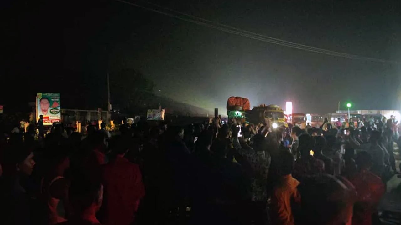 প্রবেশপত্র না পেয়ে মহাসড়ক অবরোধ এসএসসি পরীক্ষার্থীদের