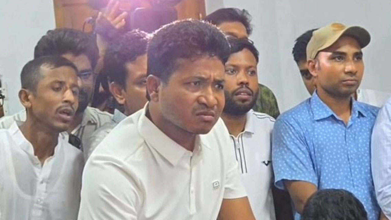 টেবিল চাপড়ে উপাচার্যকে শাসালেন ঢাবি ছাত্রদল সভাপতি গণেশ