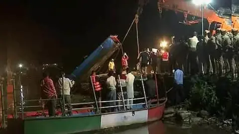 গঙ্গায় নৌকাডুবিতে ১৩ জনের মৃত্যু