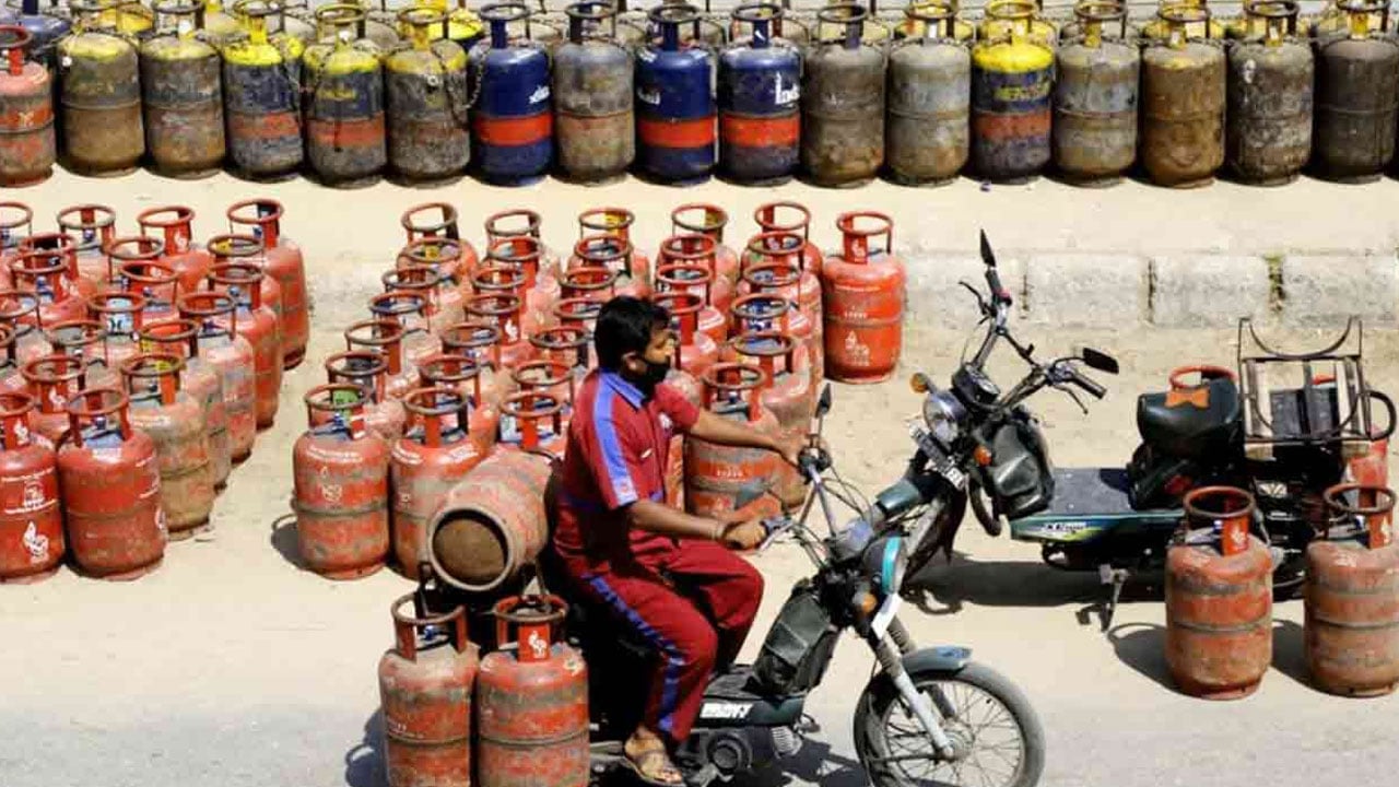 ইরান যুদ্ধের প্রভাবে ভারতে গ্যাস সরবরাহে কড়াকড়ি, রেস্তোরাঁ বন্ধ হওয়ার শঙ্কা