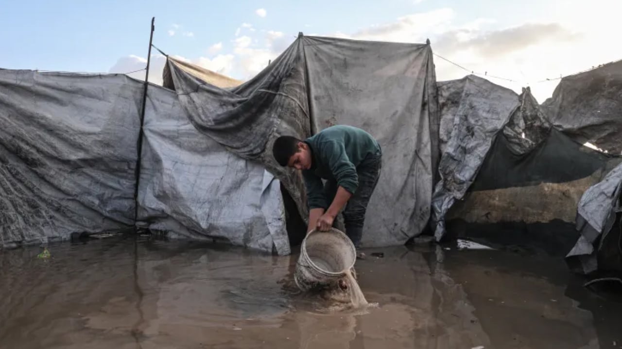 শীতকালীন বৃষ্টিতে প্লাবিত তাঁবু, গাজার বাসিন্দাদের সীমাহীন দুর্ভোগ
