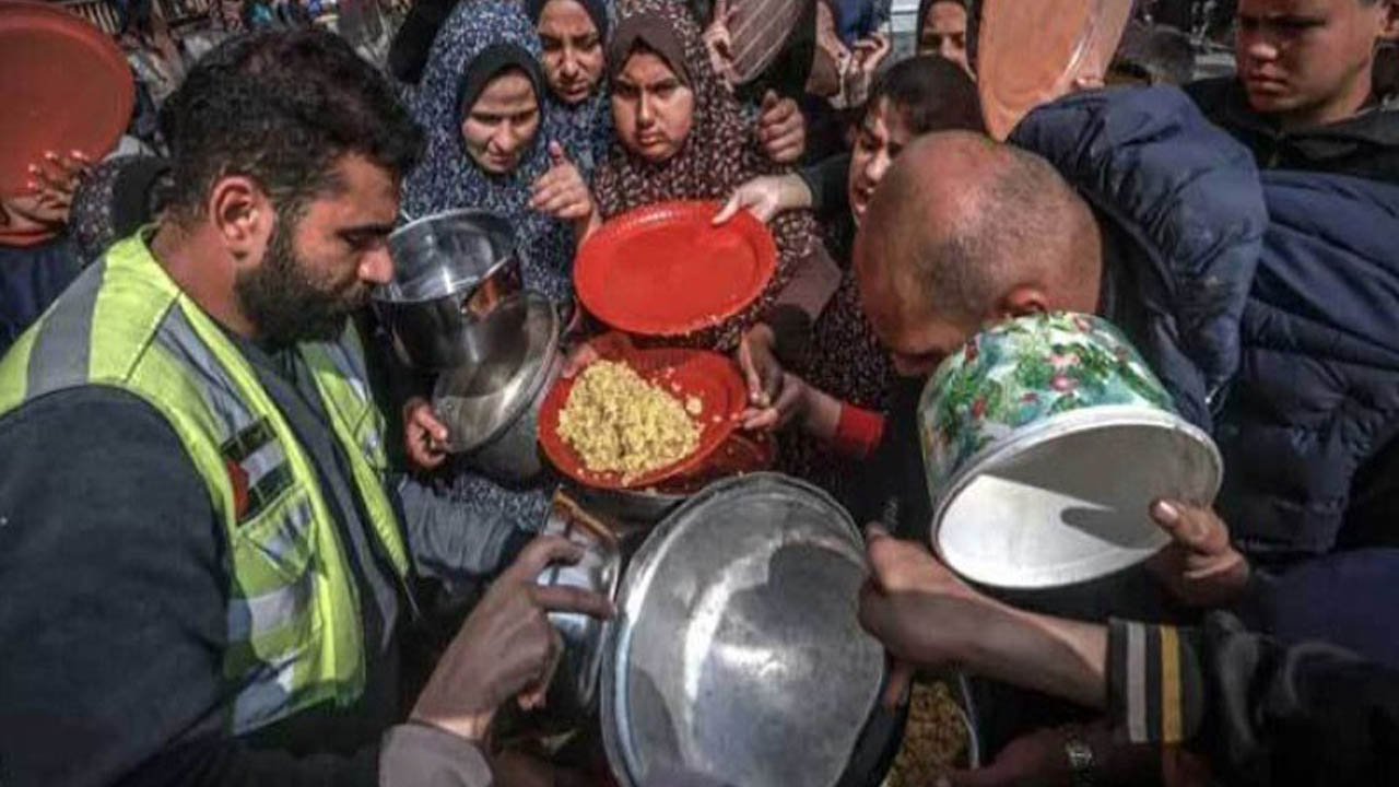 ক্ষুধার্ত ফিলিস্তিনিদের ওপর গণহত্যা