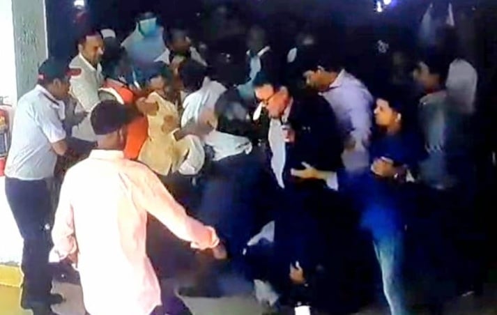 অটো পাসের দাবি না মানায় জাতীয় বিশ্ববিদ্যালয়ের ভিসির ওপর হামলা