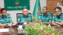 প্রিজন ভ্যান খুলে দেন এসআই প্রদীপ, প্রাইভেট কারে চলে যান পিচ্চি রাজা