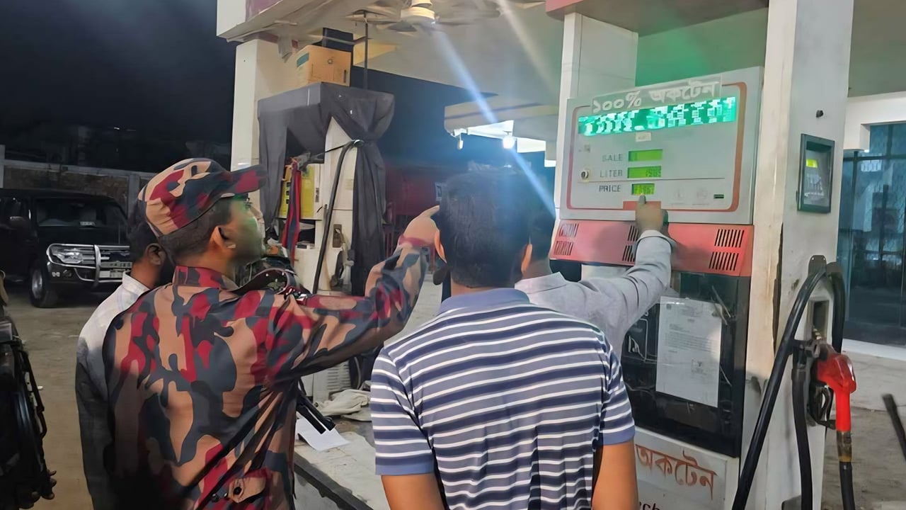 ‘তেল নেই’ লেখা পাম্পে মিলল ৩৪ হাজার লিটার জ্বালানি