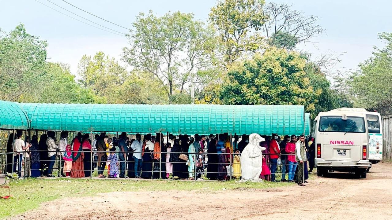 ঈদের ছুটিতে গাজীপুর সাফারি পার্কে দর্শনার্থীদের উপচে পড়া ভিড়