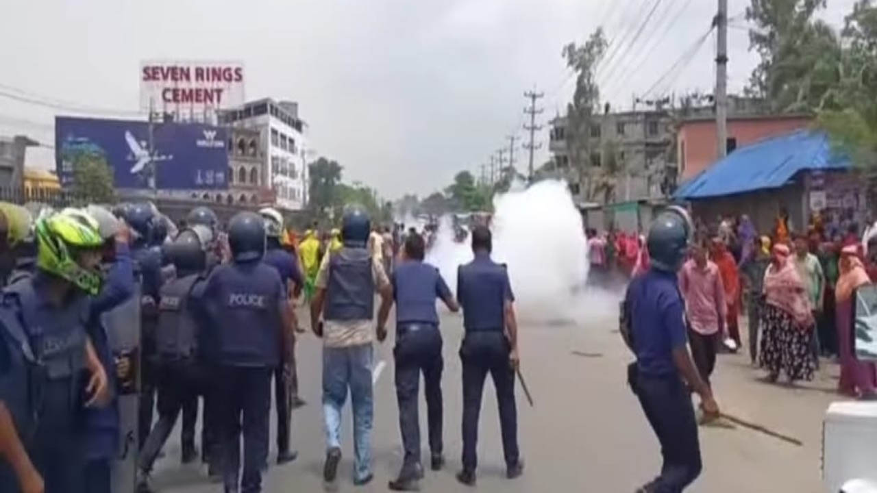 শ্রমিকদের বিক্ষোভ ঠেকাতে পুলিশের লাঠিচার্জ