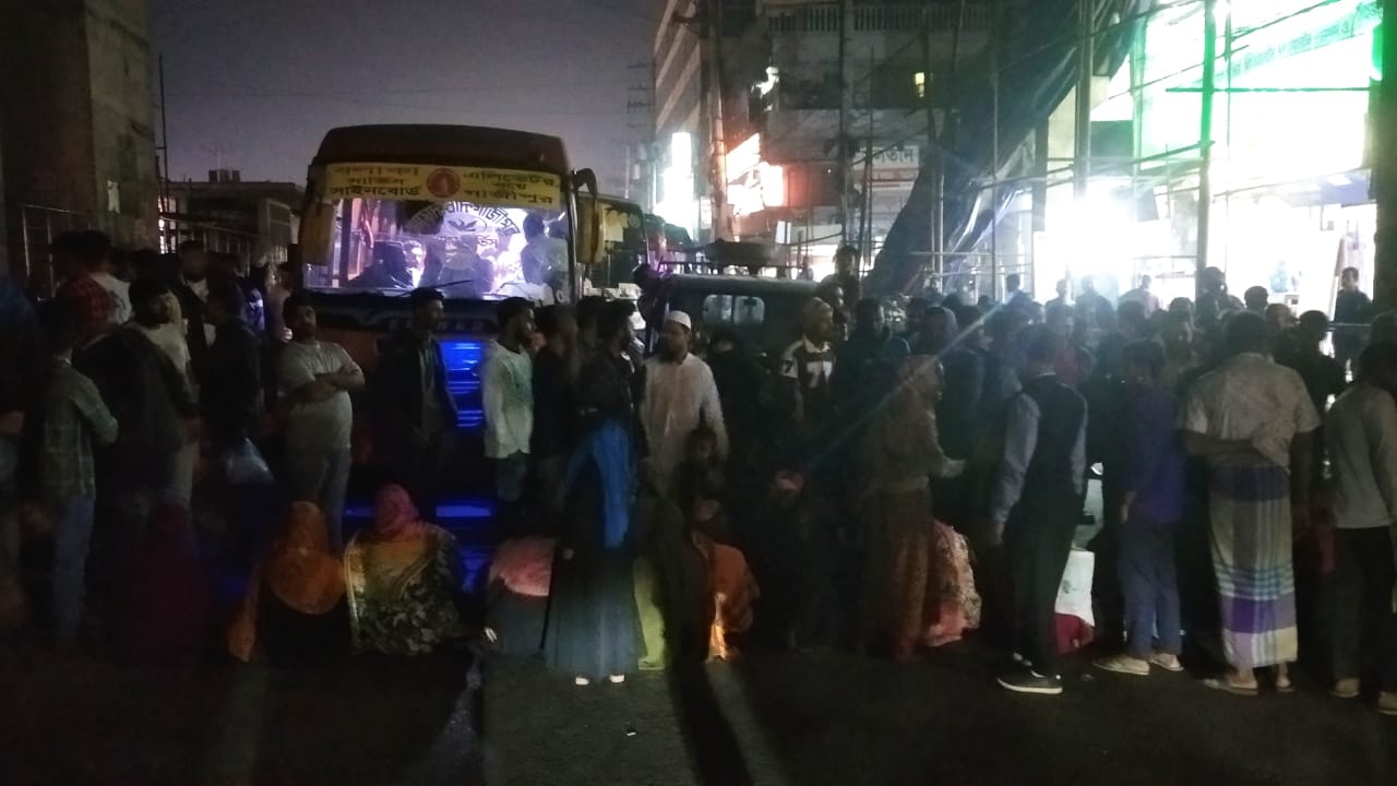 ৪ মাসের বকেয়া বেতনের দাবিতে গাজীপুরে মহাসড়ক অবরোধ