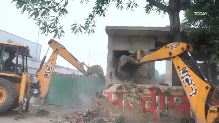 ভারতে বুলডোজার দিয়ে গুঁড়িয়ে দেওয়া হলো শতবর্ষী কবরস্থান
