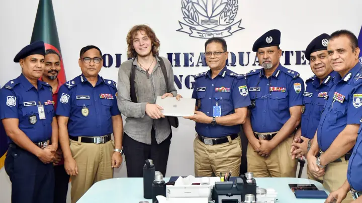 চুরি হওয়া ল্যাপটপ উদ্ধার করে জার্মান পর্যটককে ফেরত দিল পুলিশ