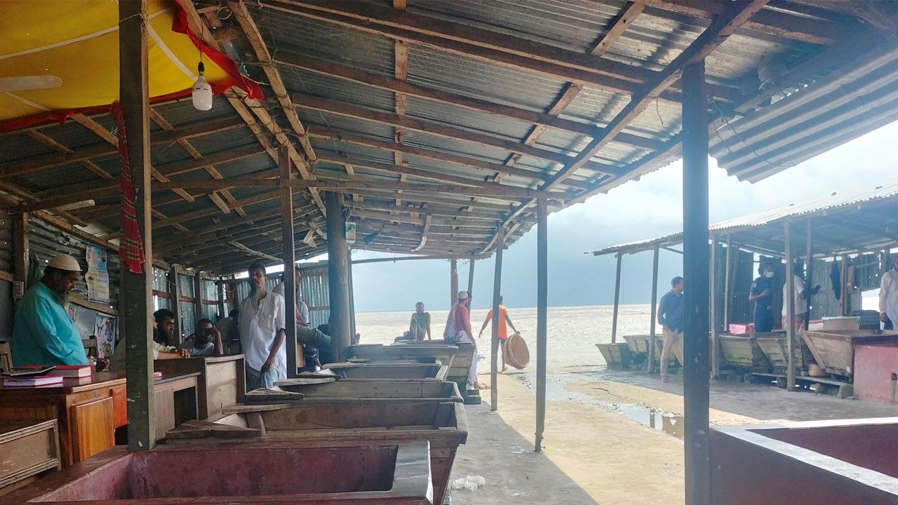ভরা মৌসুমে ইলিশ না পেয়ে ঘাটে ফিরছেন জেলেরা