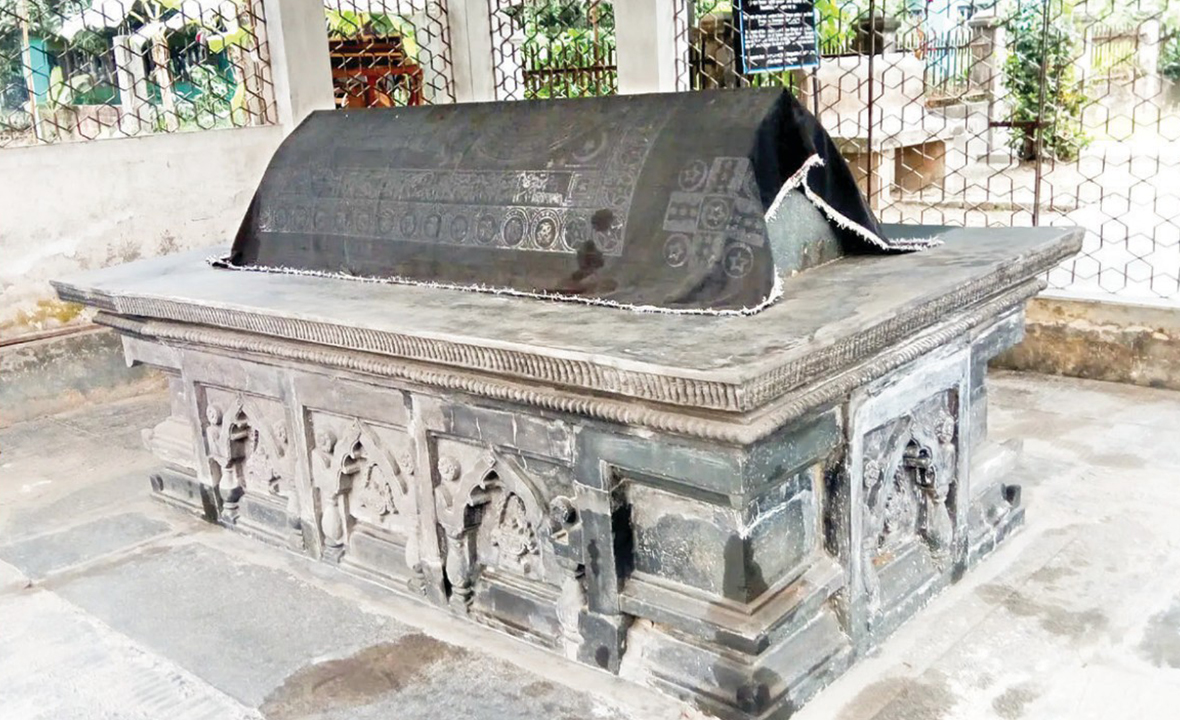 কালের সাক্ষী আজম শাহর সমাধি
