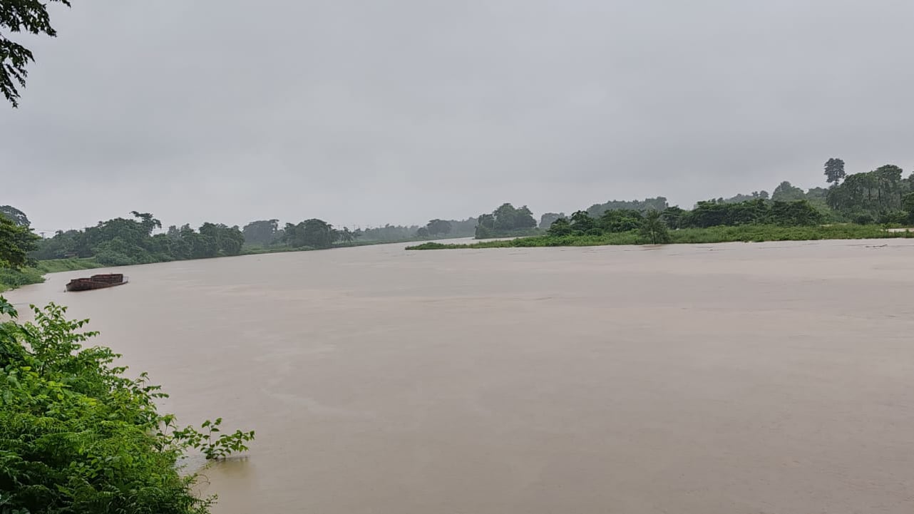 গোমতী চরের মানুষকে নিরাপদে সরিয়ে নেওয়া হচ্ছে