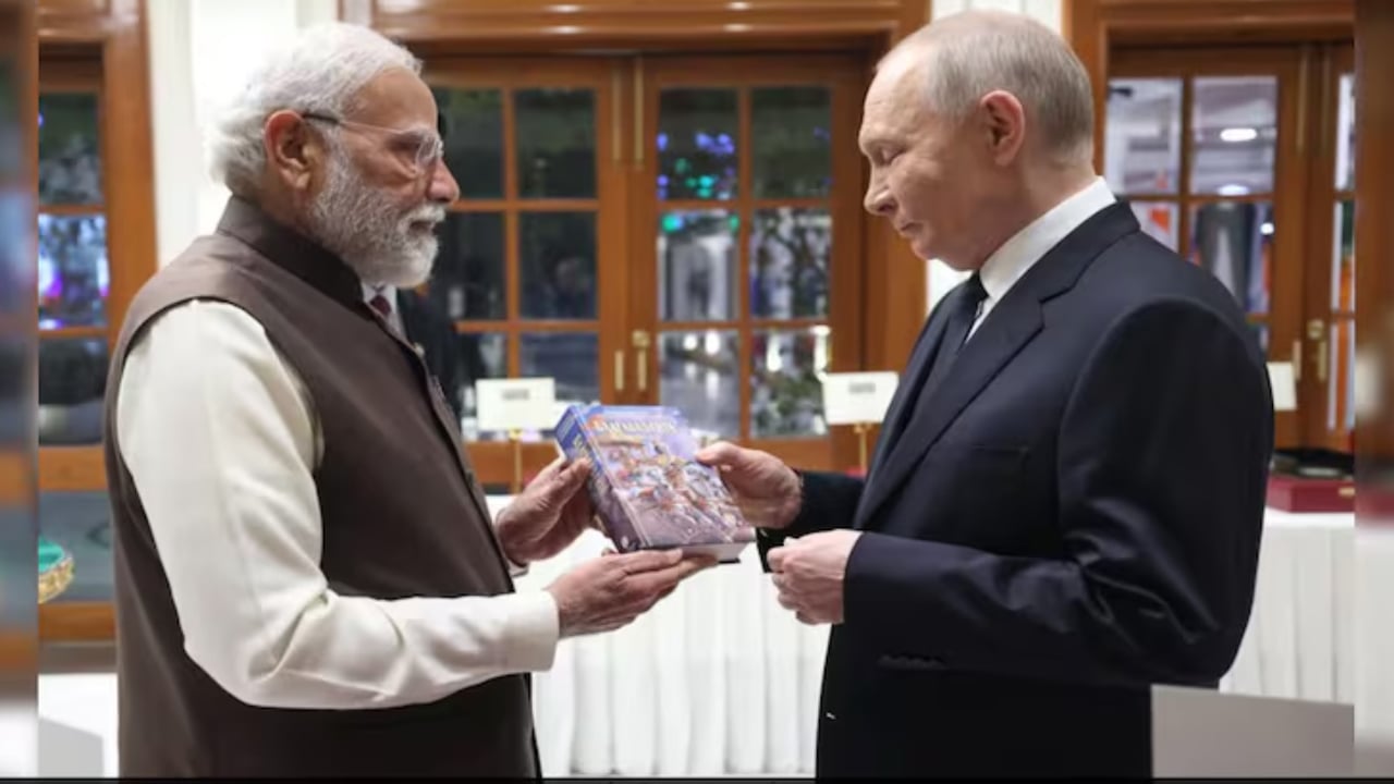 পুতিনকে গীতা উপহার দিলেন মোদি