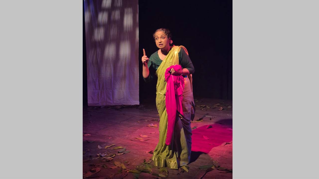 ছুটির দিনে ঢাকার মঞ্চে মোমেনা চৌধুরীর ‘গোধূলি বেলায়’