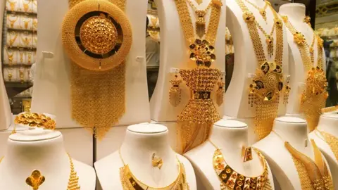 স্বর্ণের দাম কি আরো কমবে