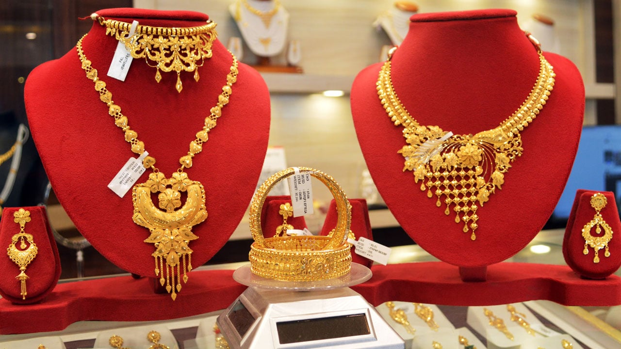 স্বর্ণের দাম কমল ভরিতে সাড়ে ৭ হাজার