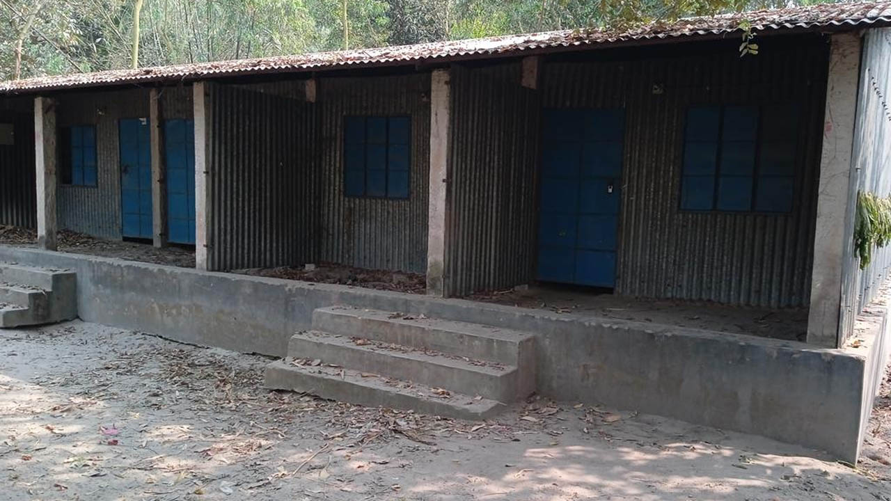 আশ্রয়ণের ঘর আছে মানুষ নেই, অসহায়রা খোলা আকাশের নিচে
