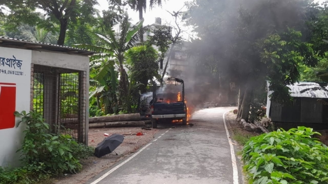 গোপালগঞ্জে পুলিশের গাড়িতে আগুন