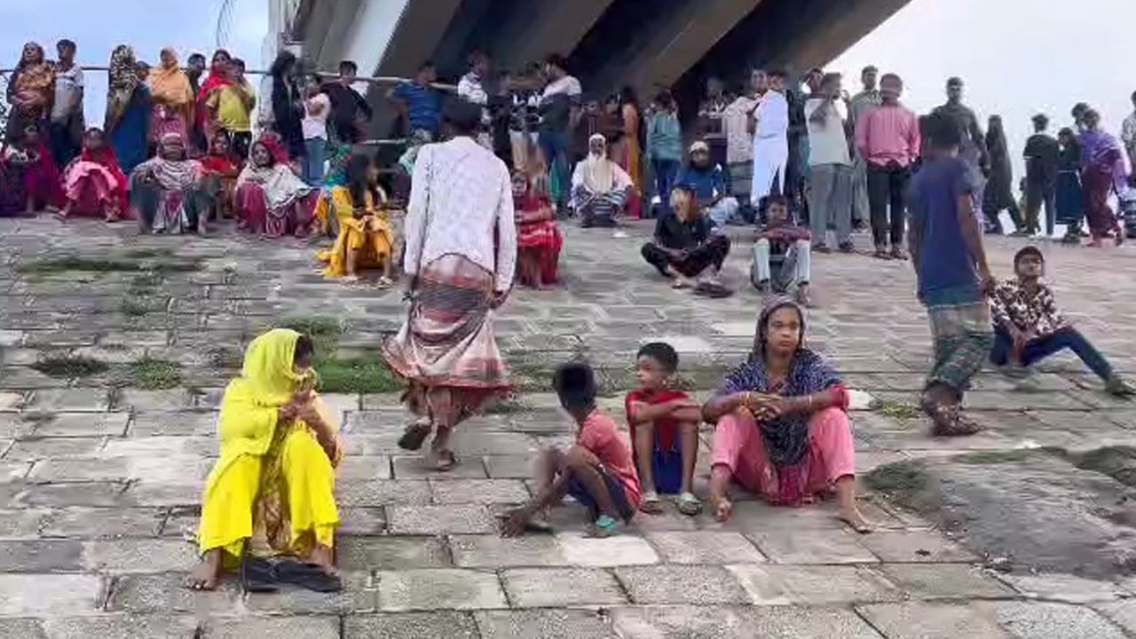 গড়াই নদীতে ঝাঁপ, মা উদ্ধার, শিশু নিখোঁজ