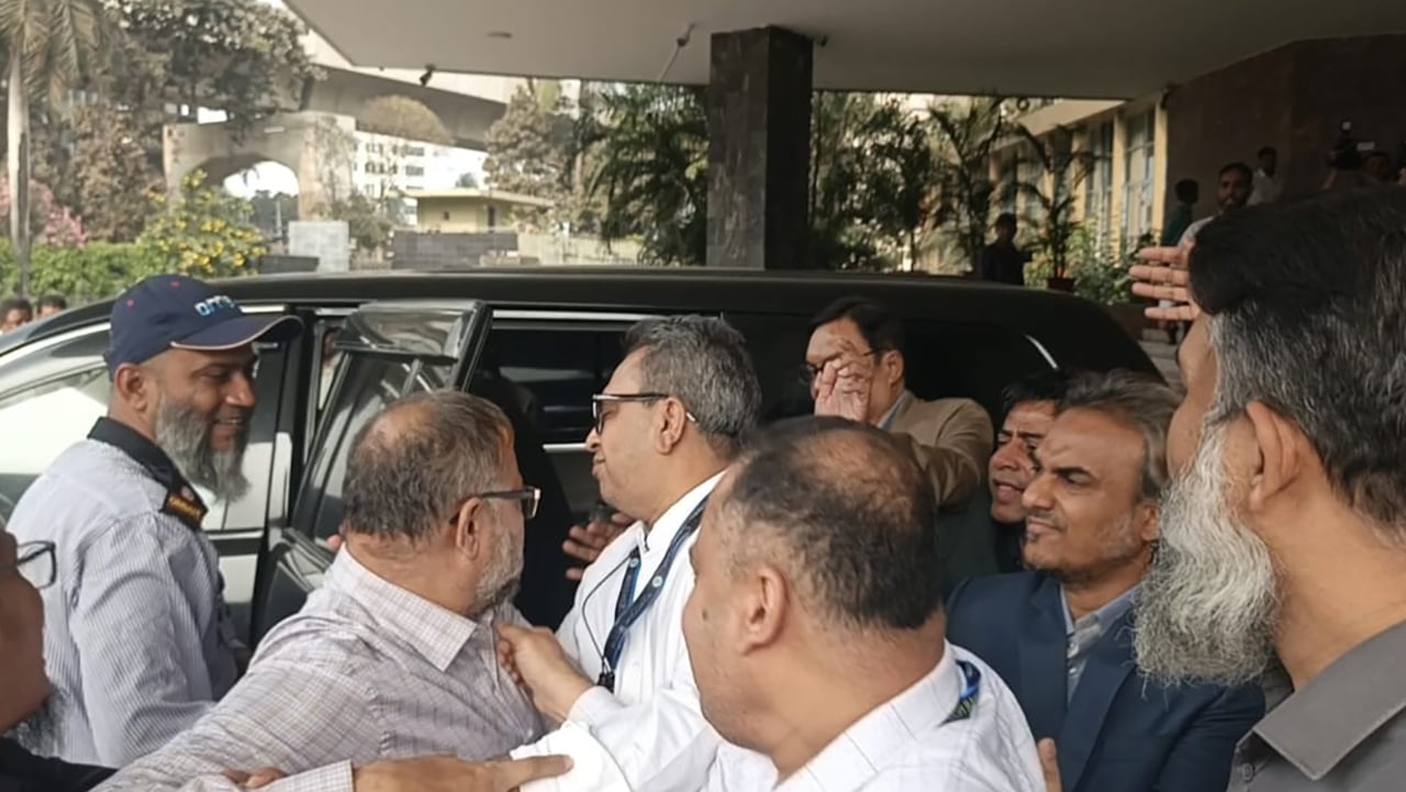 গভর্নরের উপদেষ্টাকে বের করে দিলেন কর্মকর্তারা