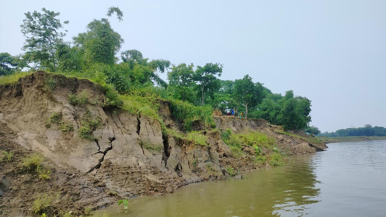 সুরমা নদীভাঙনে উদ্বাস্তু শত শত পরিবার, বিলীন হচ্ছে একটি গ্রাম