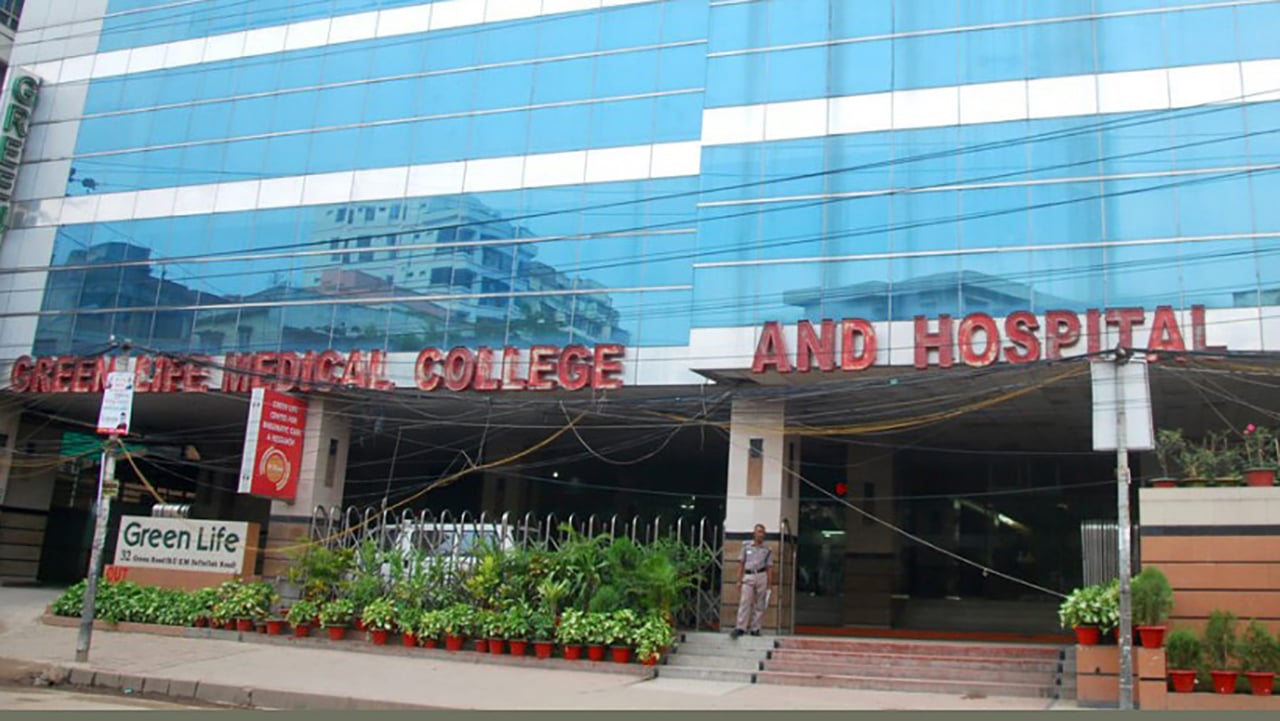 গ্রিন লাইফ হাসপাতালে বৈদ্যুতিক জটিলতায় ধোঁয়া