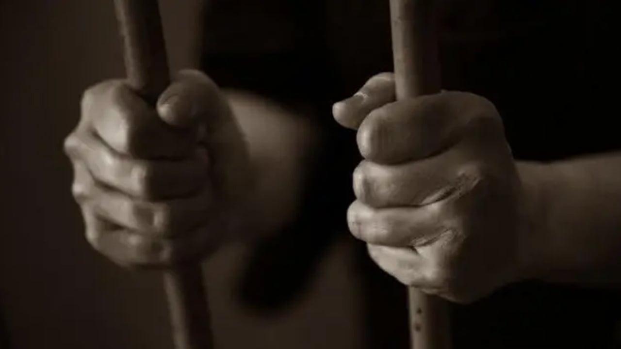 ‘ওড়না কেড়ে নিয়ে হাত বেঁধে ঝুলিয়ে রাখতো তরুণীদের’
