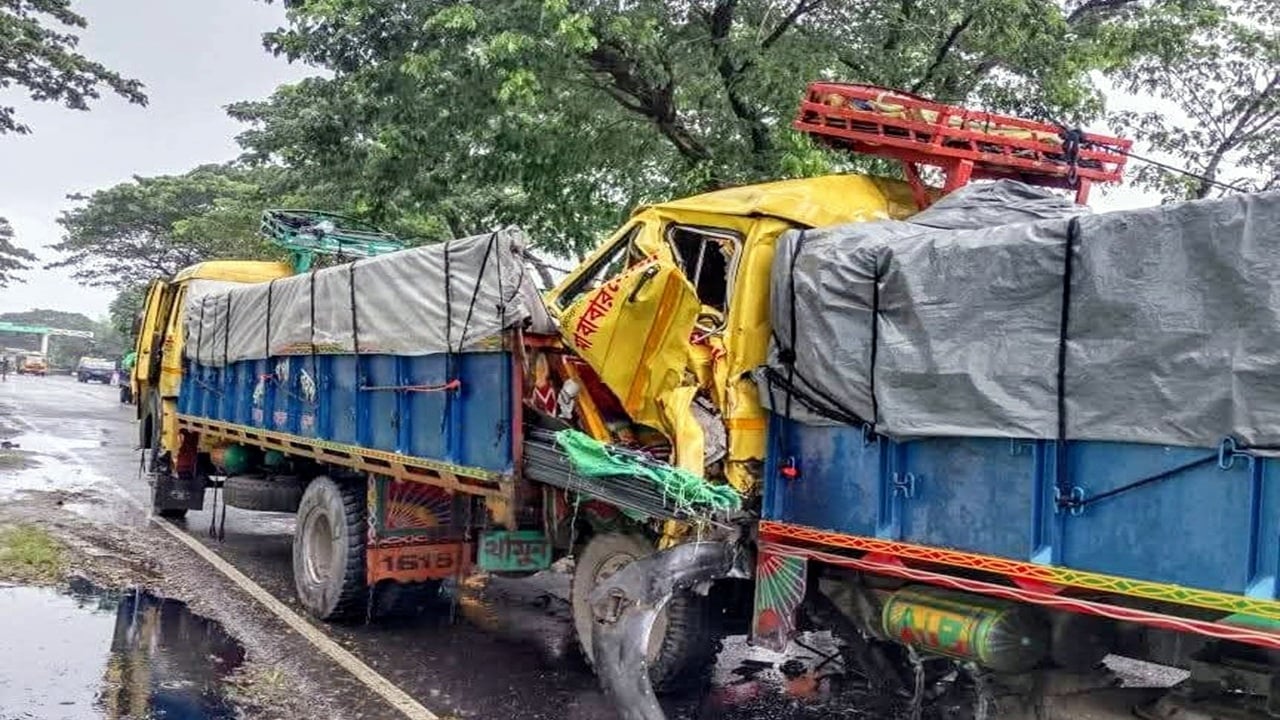 দাঁড়িয়ে থাকা ট্রাকে আরেক ট্রাকের ধাক্কা, নিহত ১