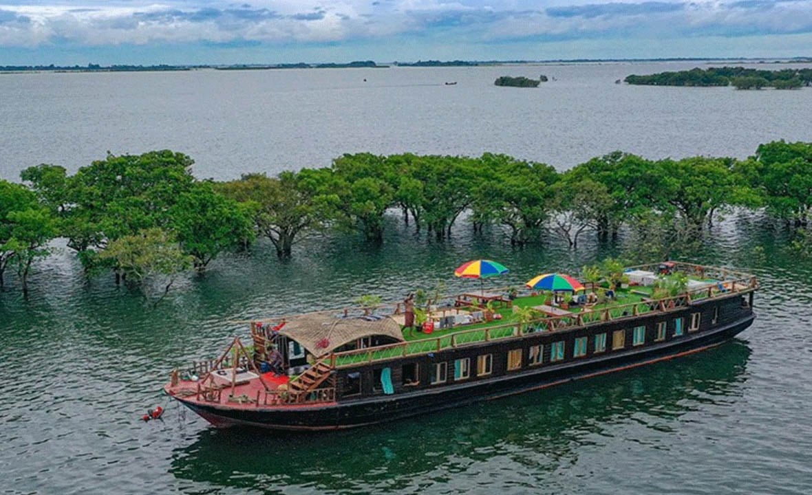 নৌকায় ভেসে হাওর দেখি