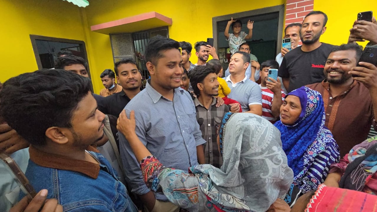 বুলেট দিয়ে ভালোবাসা কেনা যায় না: হাসনাত আব্দুল্লাহ