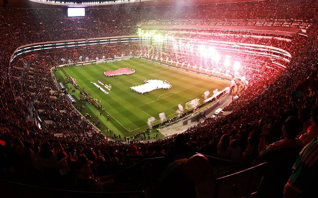 অ্যাজতেকায় ফুটবল উৎসব, বাইরে বিক্ষোভ