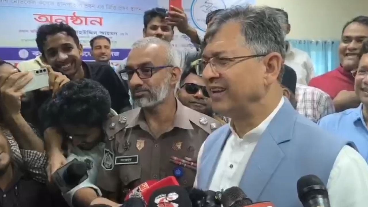 ‘কিসের হাসিনা? কোথায় বক্তব্য দিয়েছে? তার চেহারা কি দেখা গেছে?’