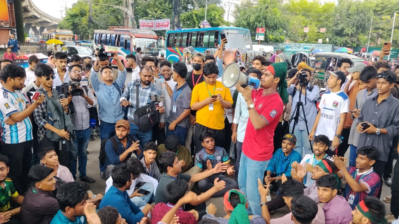 শিক্ষামন্ত্রীর পদত্যাগের দাবিতে চট্টগ্রামে দ্বিতীয় দিনের মতো বিক্ষোভ