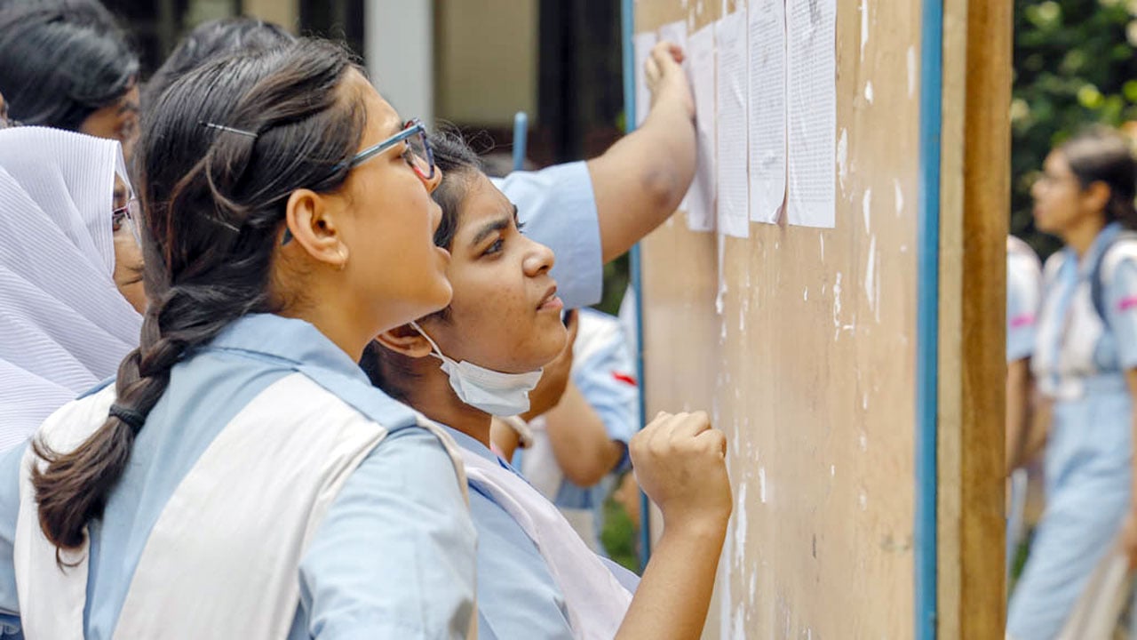পাসের হারে ধস, কমেছে প্রায় ১৯ শতাংশ