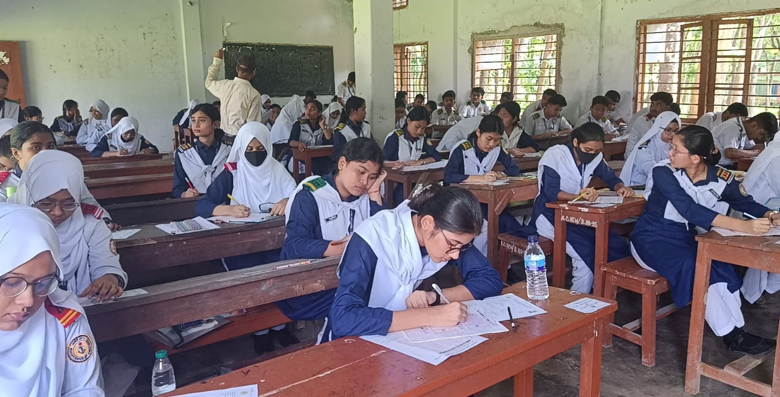 সারা দেশে শান্তিপূর্ণ পরিবেশে এইচএসসি পরীক্ষা শুরু