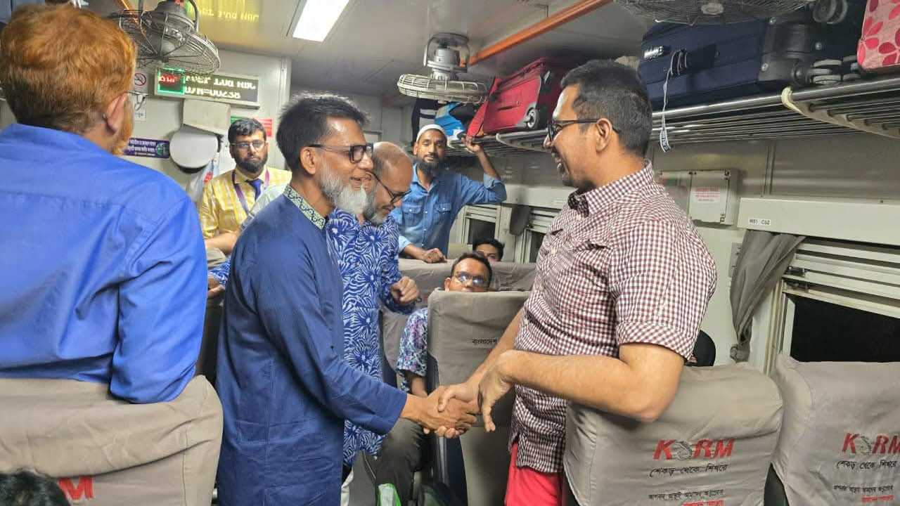 কক্সবাজার এক্সপ্রেসে প্রতিমন্ত্রীর আকস্মিক পরিদর্শন