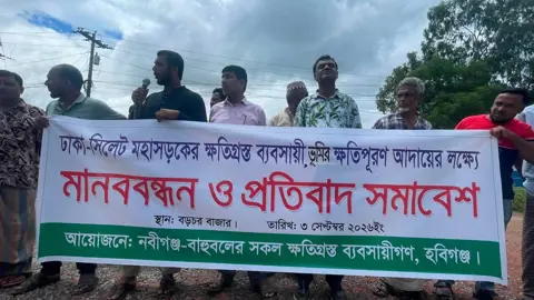 ঢাকা-সিলেট মহাসড়ক সম্প্রসারণে ক্ষতিগ্রস্তদের ক্ষতিপূরণের দাবিতে মানববন্ধন