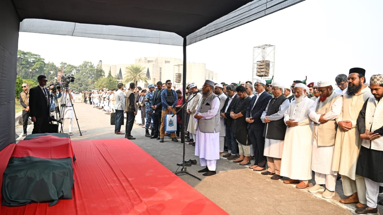 ছবিতে শহীদ হাদির জানাজা ও দাফন