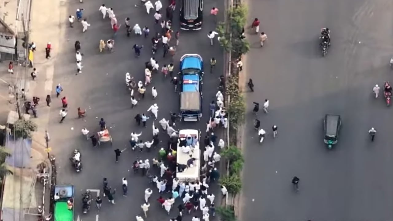 ঢাবির কেন্দ্রীয় মসজিদের পথে শহীদ শরীফ ওসমান হাদির লাশ