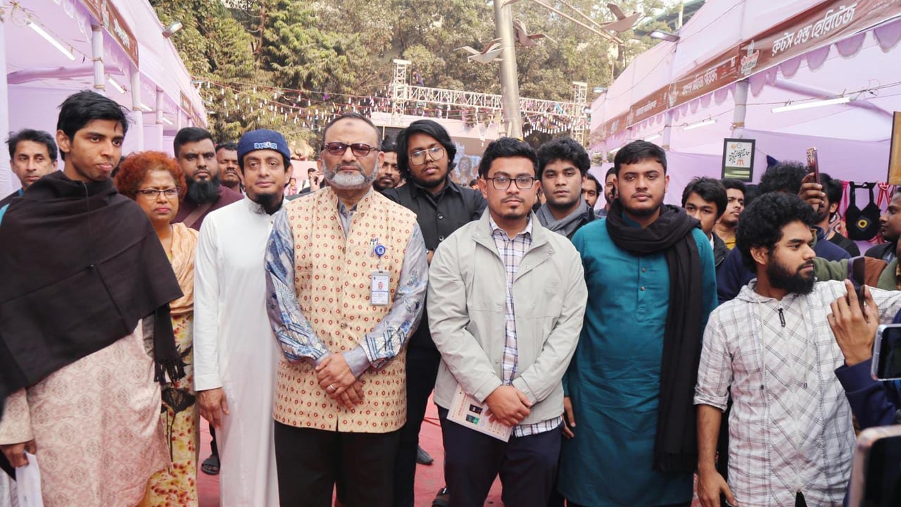 শহীদ ওসমান হাদি স্মৃতি বইমেলায় দর্শনার্থীর ভিড়