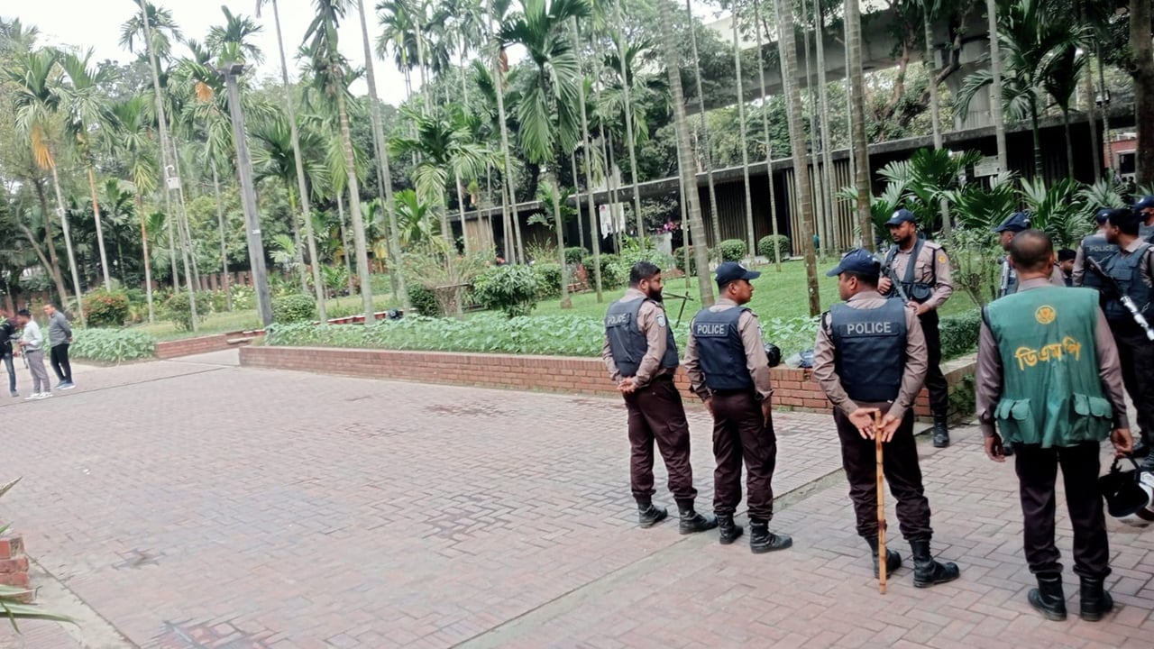 হাদির দাফন ঘিরে কবি নজরুলের সমাধিস্থলে আইনশৃঙ্খলা বাহিনীর সতর্ক অবস্থান